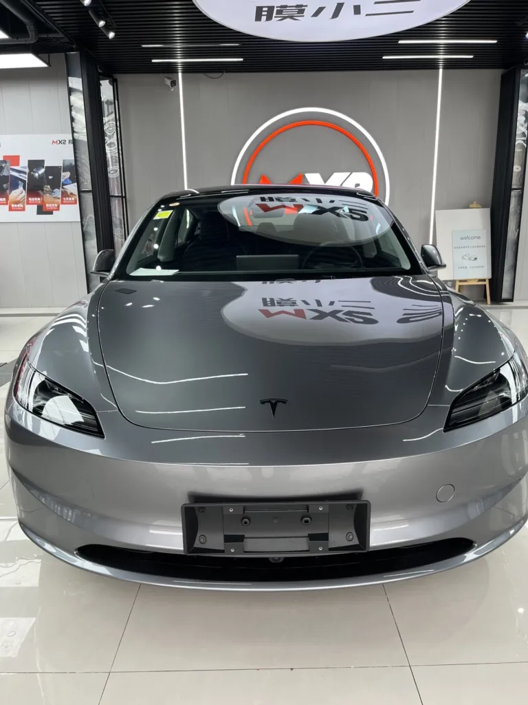 Tesla Model 3 Quicksilver exposée dans un magasin Tesla, vue de face