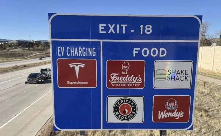 Tesla met en avant ses Superchargeurs sur les autoroutes du Colorado