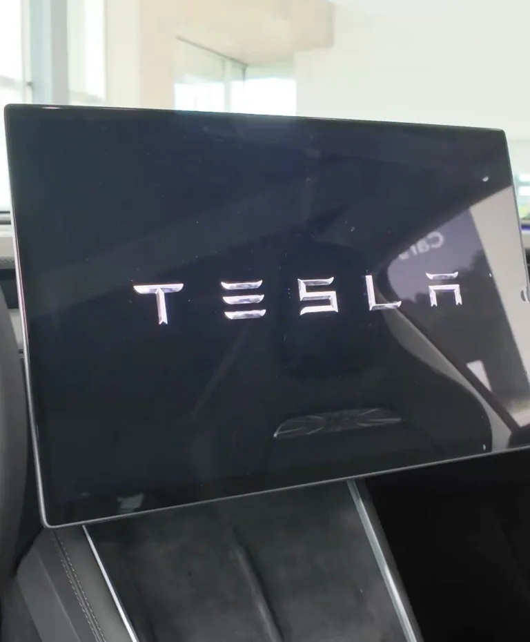 Écran d'une Tesla affichant le logo TESLA au démarrage
