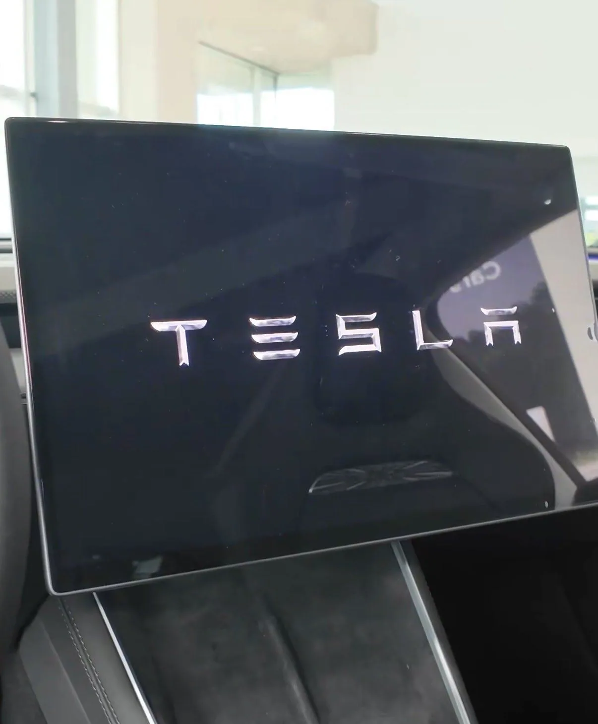 Écran d'une Tesla affichant le logo TESLA au démarrage