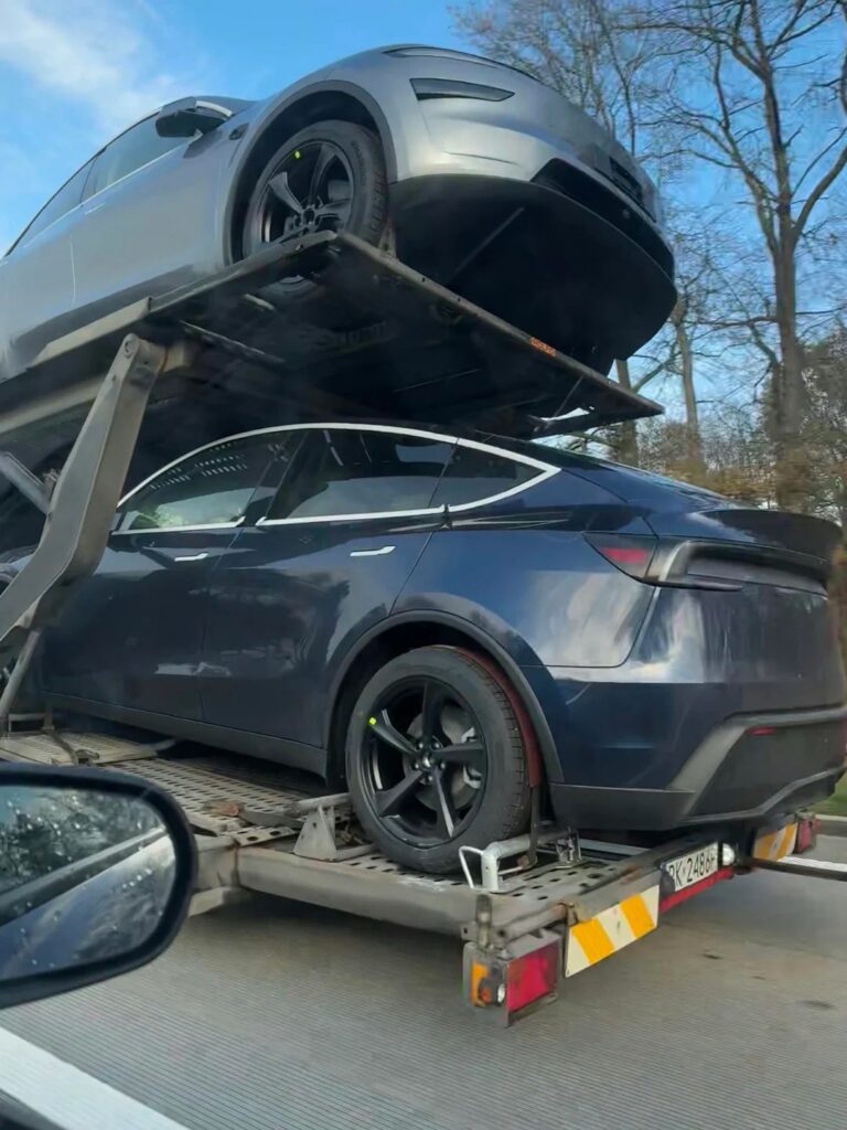 EXCLU : Le Tesla Model Y Marine Blue repéré ! Les photos de la nouvelle couleur de près