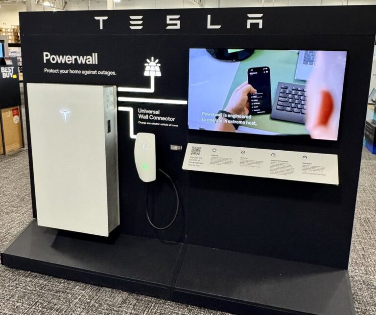 Le Tesla Powerwall s’affiche dans une grande surface