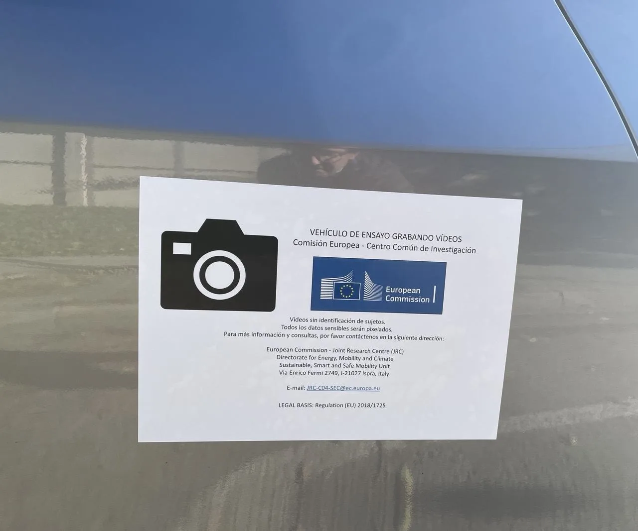 Affichette de véhicule d'essai de la Commission européenne collée sur une Tesla