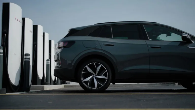 Volkswagen s&rsquo;ouvre aux Superchargers de Tesla en Amérique du Nord