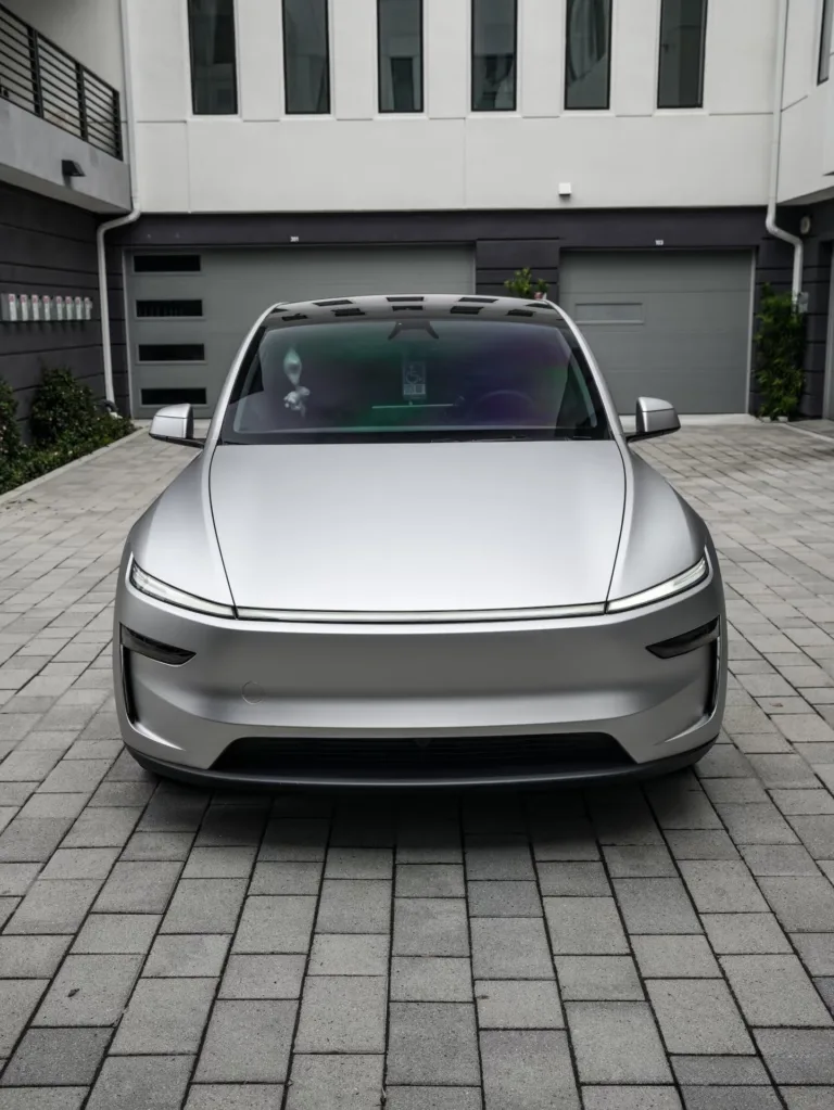 Tesla Model Y Frozen Quicksilver vue de face