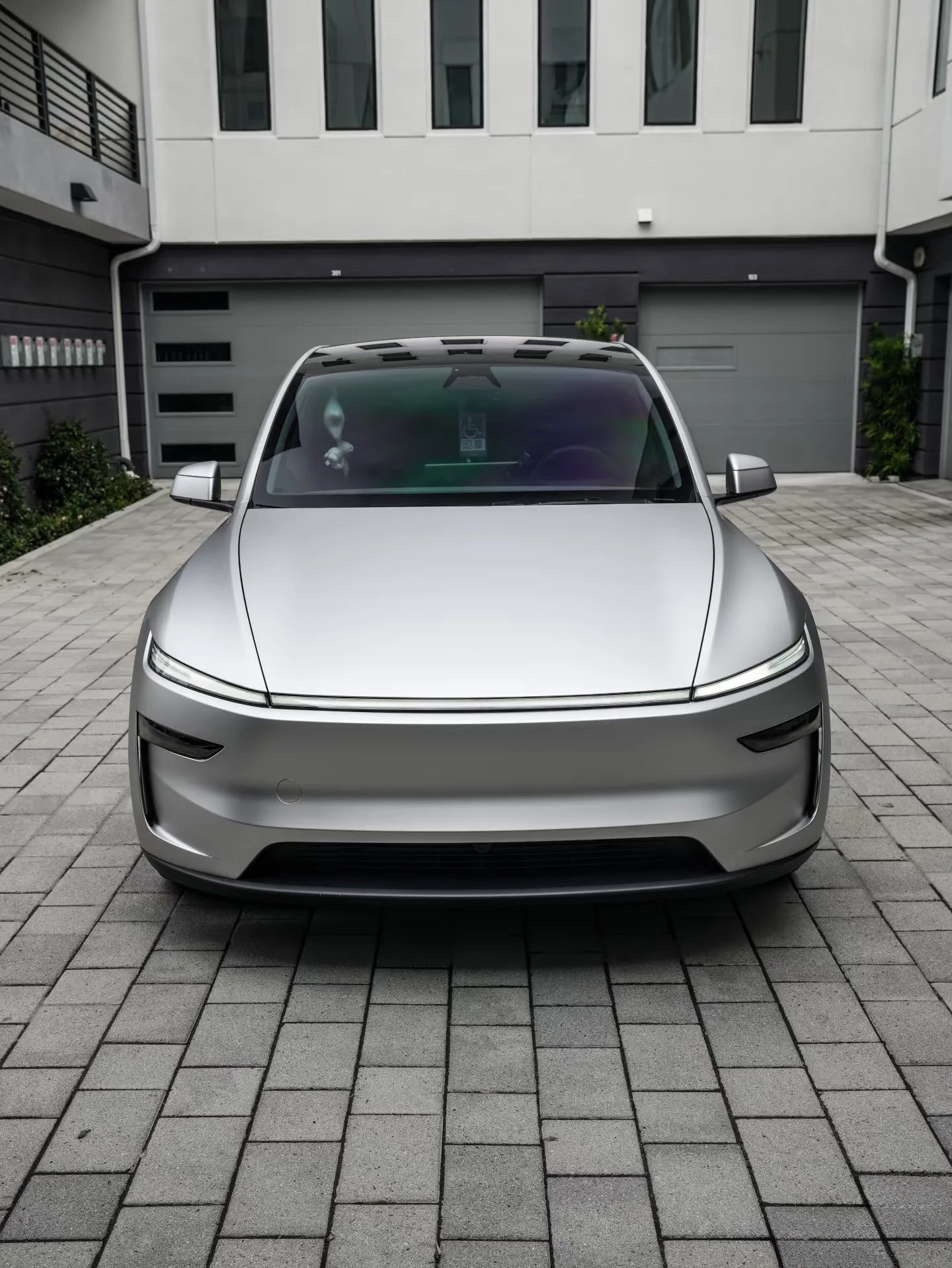 Tesla Model Y Frozen Quicksilver vue de face