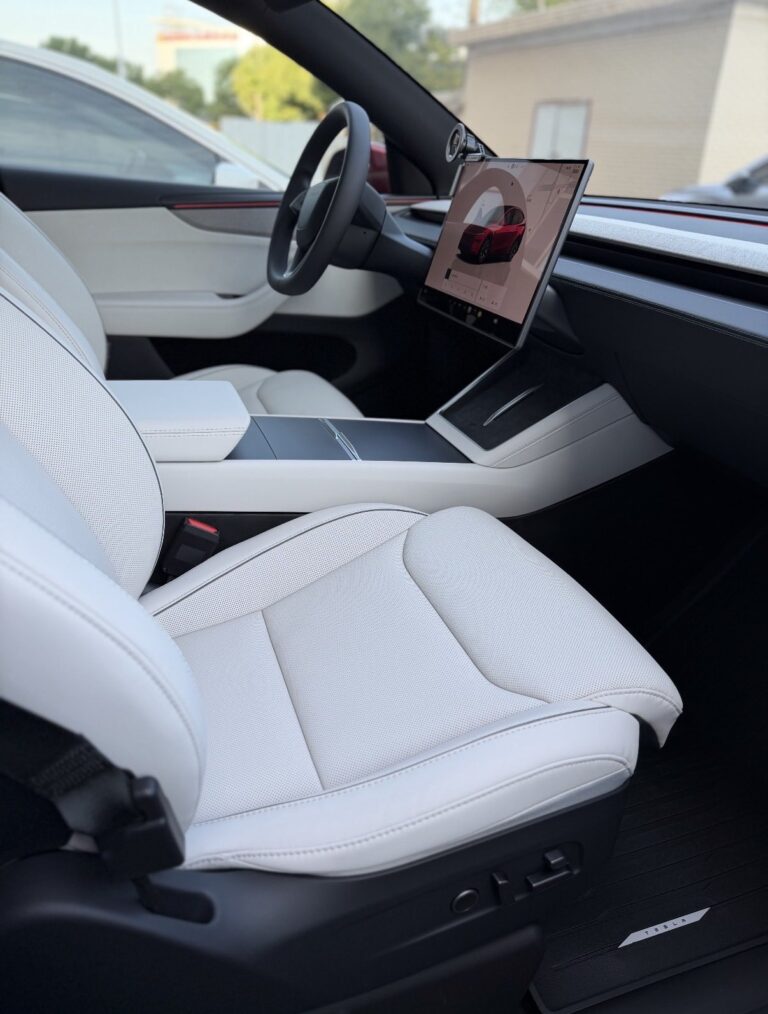 L’élégance des intérieurs en gris clair dans la Tesla Model Y L