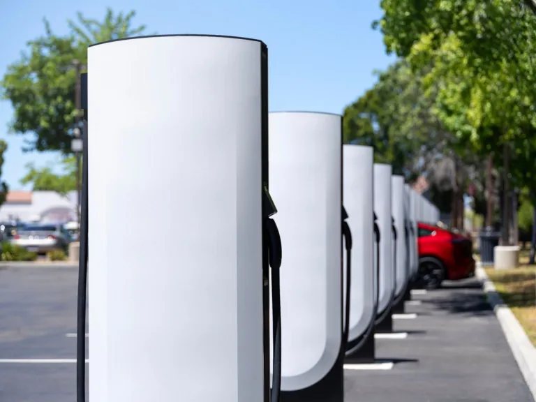 Bornes Superchargeur Tesla alignées sur une station