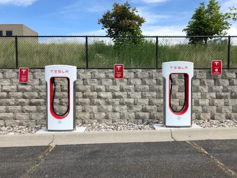 Tesla bouscule les cartes avec ses nouveaux modèles plus abordables