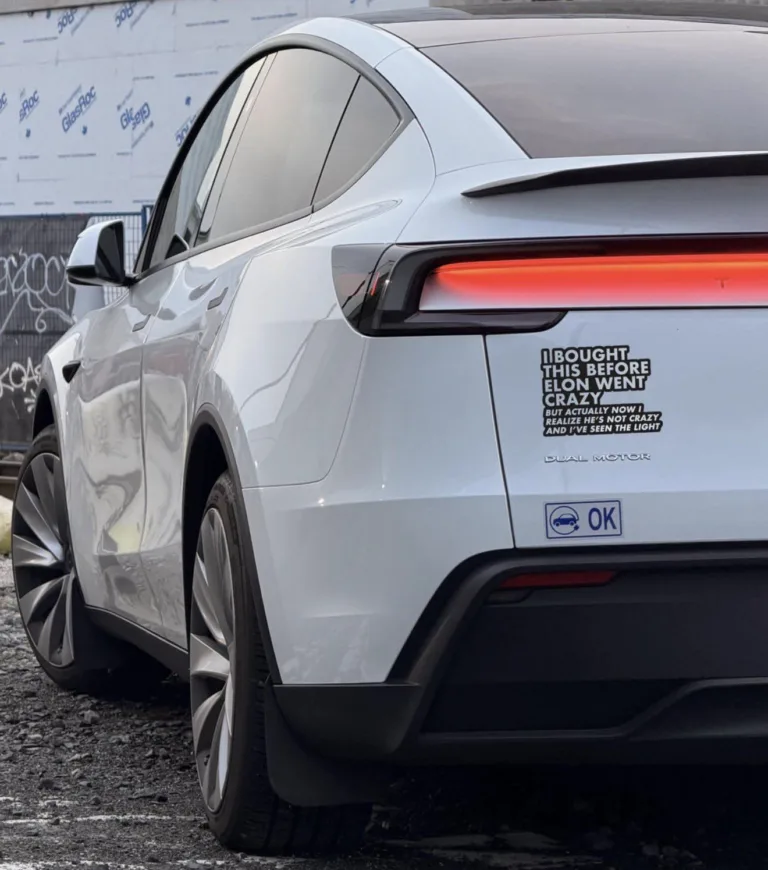 Un nouveau sticker fait son apparition sur les Tesla : la riposte ironique des fans d’Elon Musk !