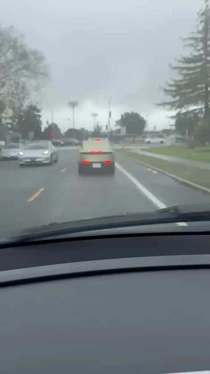 Le Tesla Cybercab prêt pour la production : Aperçu des essais à Palo Alto