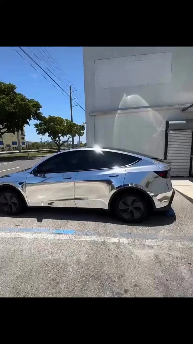 Tesla Model Y Chrome : Coup de génie esthétique ou cauchemar pour la sécurité routière ?
