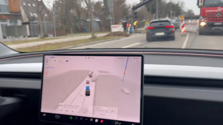 Tesla FSD v14.1.7 : Une gestion sans faille des zones de construction en Allemagne