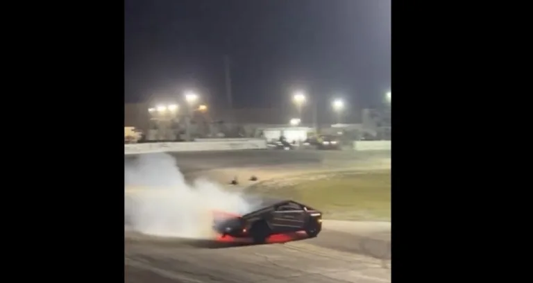 Regardez le Tesla Cybertruck Maîtriser le Drift à Cyberfest