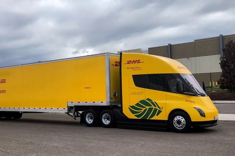 L&rsquo;Adoption du Camion Tesla Semi chez DHL : Une Révolution Logistique