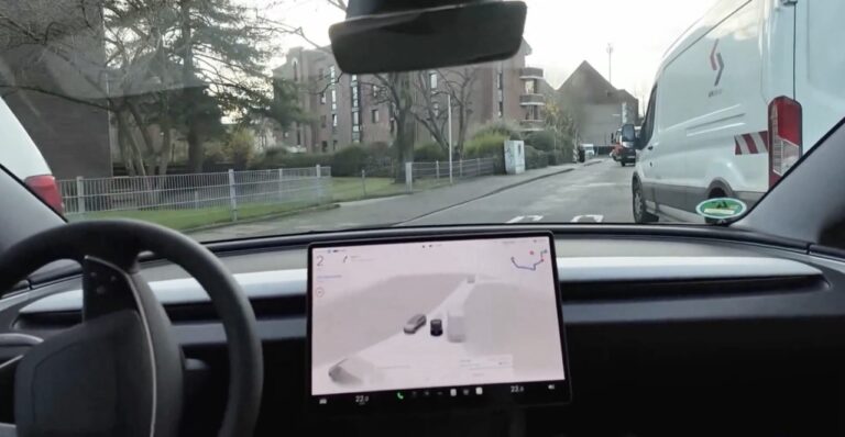 Le FSD de Tesla Maîtrise l’Imprévu : Manœuvre Complexe Entre Camion, Trottoir et Piétons