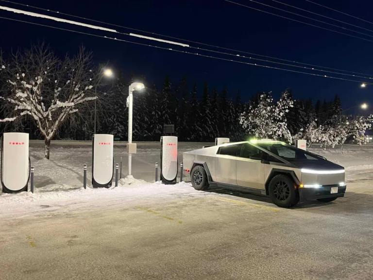 Tesla inaugure la borne de recharge la plus septentrionale d&rsquo;Amérique du Nord