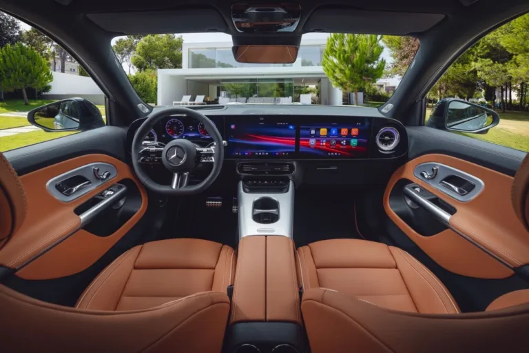 Plus grand que le &lsquo;Cinéma&rsquo; : Mercedes intègre un écran de 39 pouces dans son GLB EV 2027 pour concurrencer les intérieurs minimalistes
