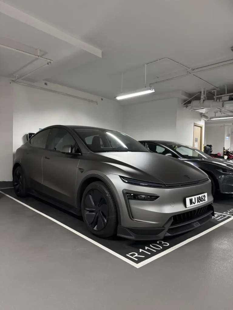Tesla Model Y avec un covering gris mat, dans un parking souterrain