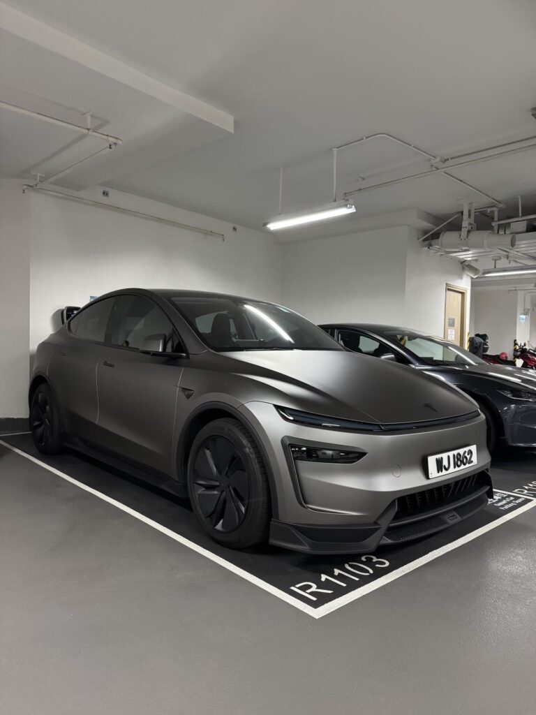 Photo incroyable d’une Nouvelle Tesla Model Y covering gris sidéral