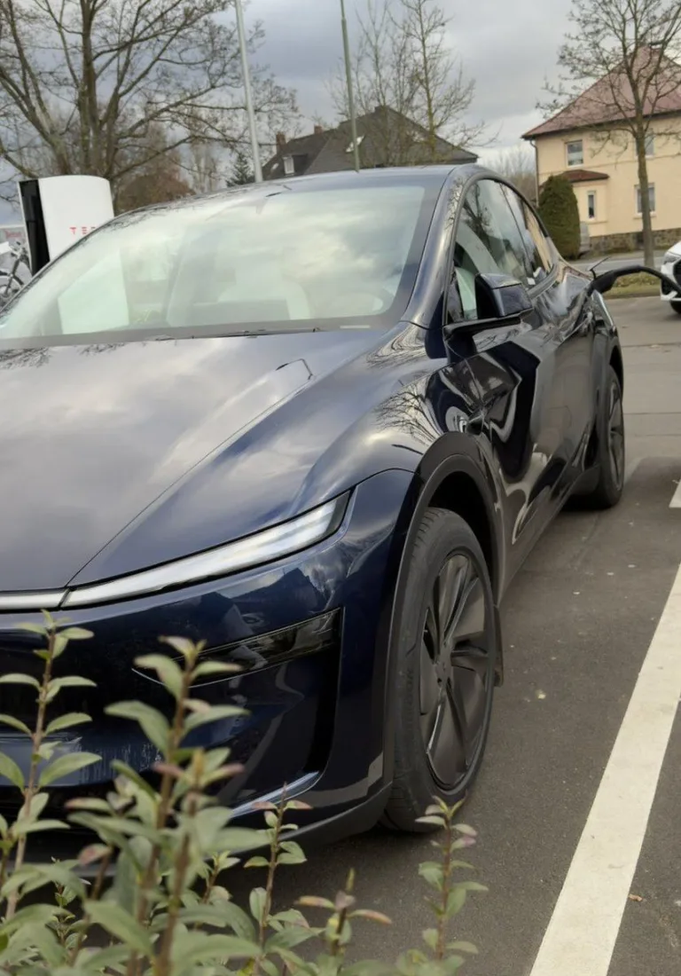 L&rsquo;Élégance du Tesla Model Y Marine Blue : Une Révolution dans le Design Automobile