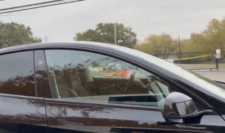 Elon Musk confirme que Tesla teste actuellement des Robotaxis sans personne aux places avant