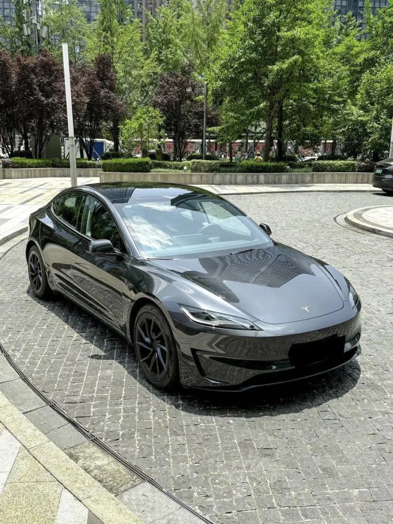 Tesla Model 3 Performance en gris furtif et ses roues Warp exclusives à la Chine : Un regard détaillé