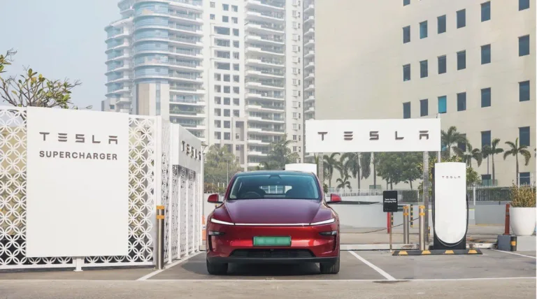 C&rsquo;est historique : Tesla inaugure ses Superchargeurs V4 en Inde, la révolution électrique commence