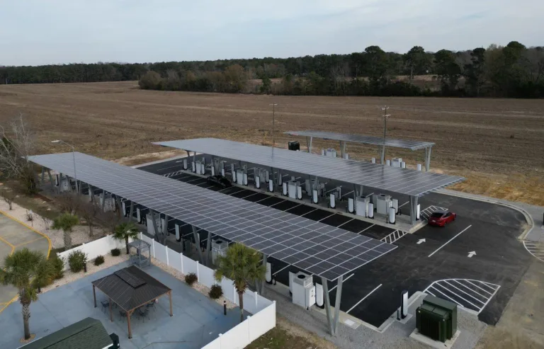 Tesla renforce son réseau avec un gigantesque site Supercharger en Caroline du Sud
