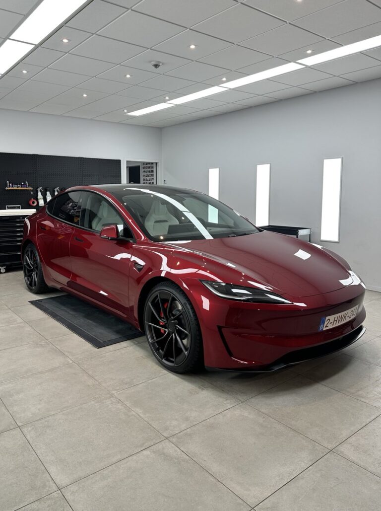 L&rsquo;essor des Tesla Model 3 Performance personnalisées : Un aperçu du phénomène du &lsquo;debadging&rsquo;