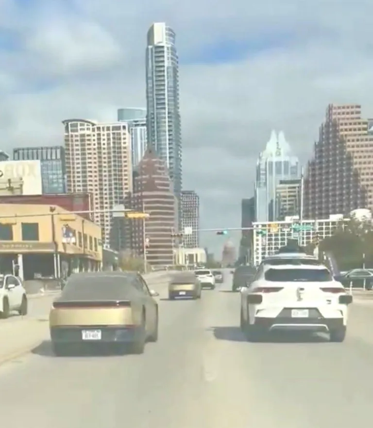 Tesla Cybercab vs Waymo Jaguar : Qui dominera la course aux Robotaxis ?