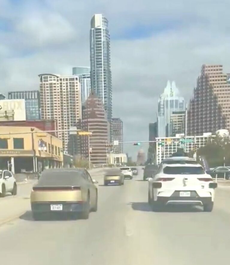 Tesla Cybercab vs Waymo Jaguar : Qui dominera la course aux Robotaxis ?