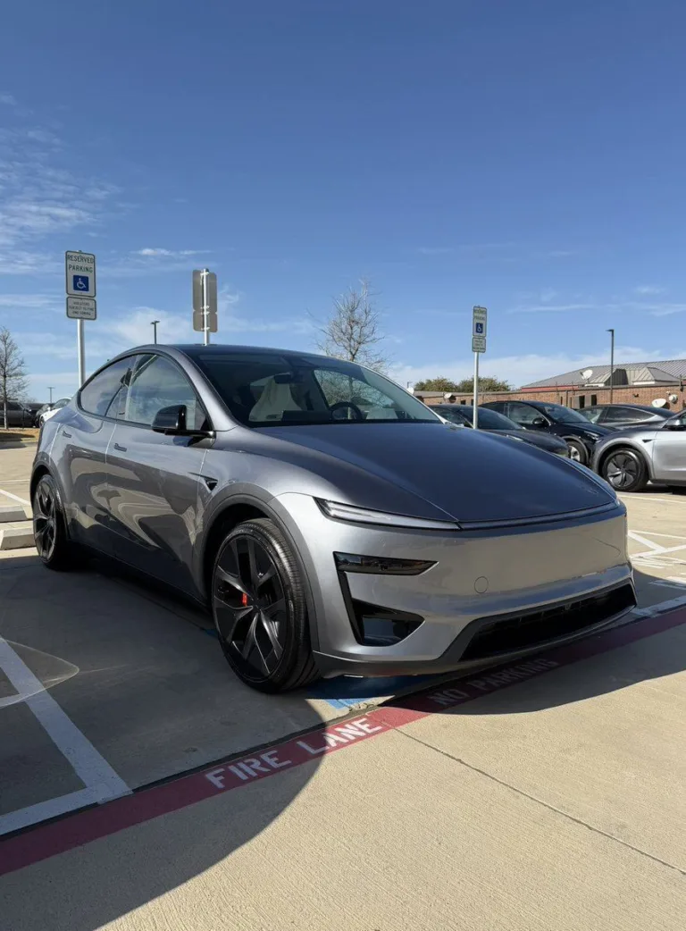 Tesla Model Y Performance grise sur un parking