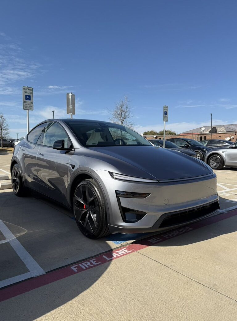 Tesla Model Y Performance : Un Combo Gagnant avec la Couleur Quicksilver et un Intérieur Blanc Éblouissant