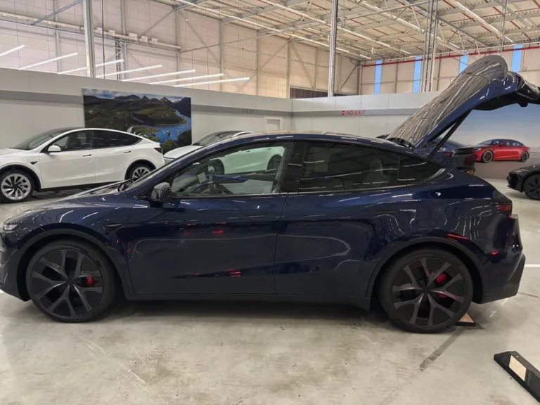 Découverte de la Tesla Model Y Performance en Marine Blue : Une Exclusivité pour l&rsquo;Europe