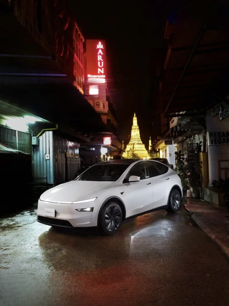 Tesla Model Y : Photos d&rsquo;une Électrisante Nuit en Asie du Sud-Est