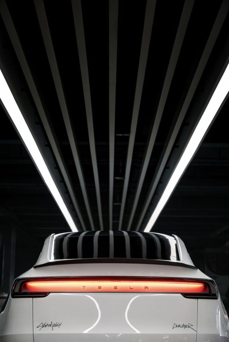 Le Futuriste Tesla Model Y Blanc : Révolution de l’Esthétique Automobile
