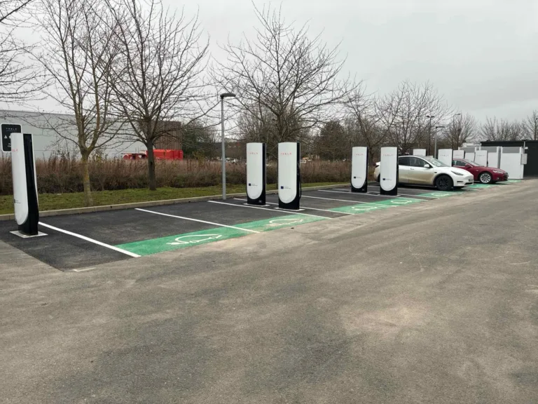 L&rsquo;Écosystème de Marque : Superchargeurs de Tesla vs. Bornes Publiques en France