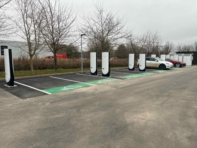 L’Écosystème de Marque : Superchargeurs de Tesla vs. Bornes Publiques en France
