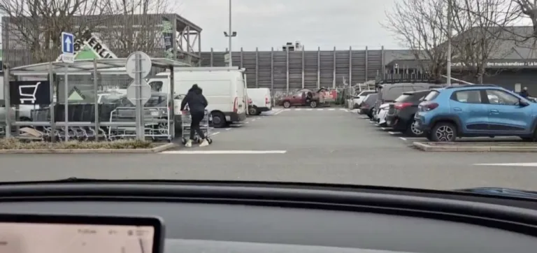 IMPRESSIONNANT : Regardez cette Tesla se garer seule dans le parking le plus bondé que vous ayez jamais vu !