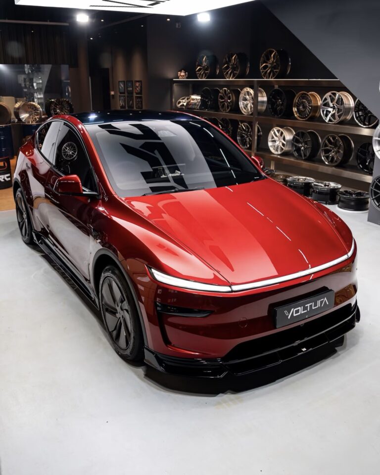 Tesla révolutionne l’intégration des composants électriques avec son nouveau pare-brise à circuits imprimés