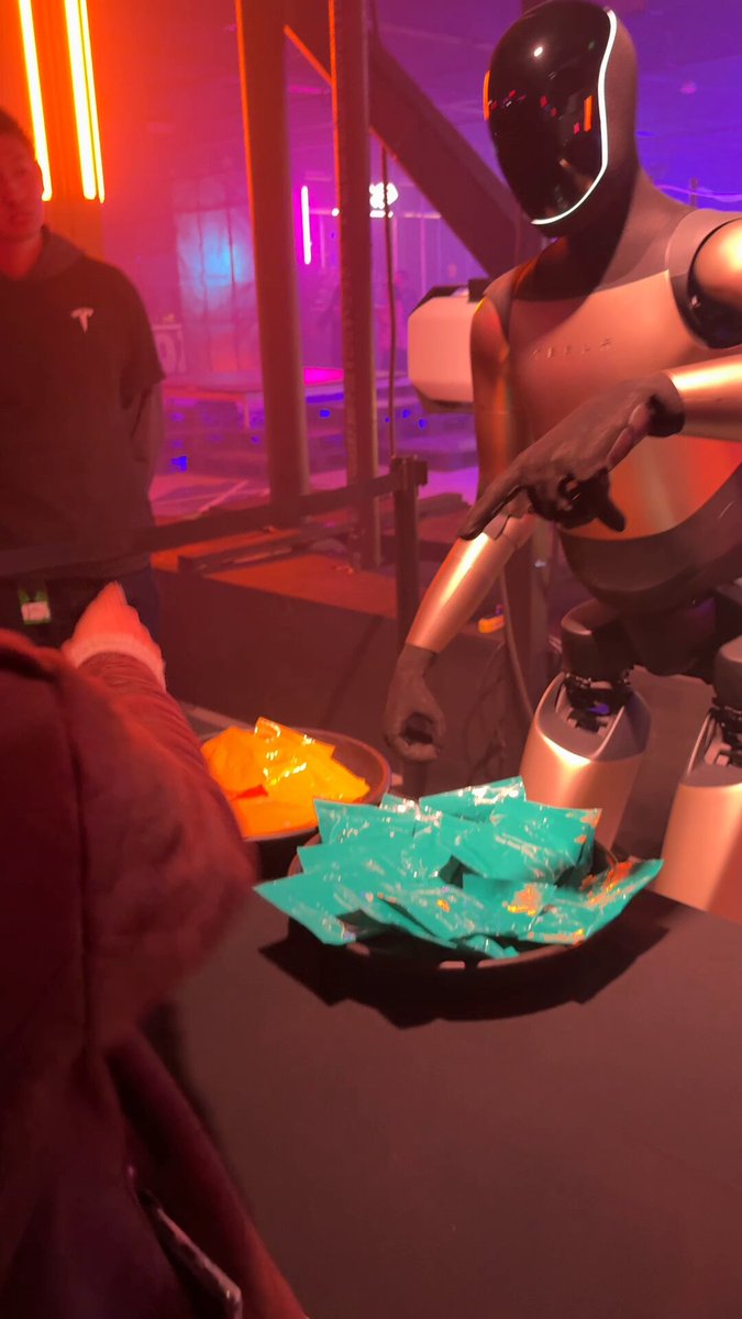 L&rsquo;Invité Surprise : Pourquoi l&rsquo;Optimus « Gold » de Tesla a volé la vedette à la fête xAI