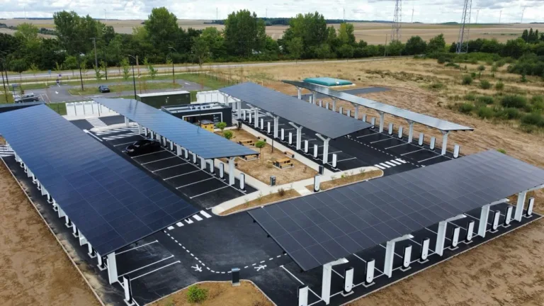 Tesla lui vend l&rsquo;infrastructure, il encaisse les profits : Le nouveau business des « Oasis » électriques