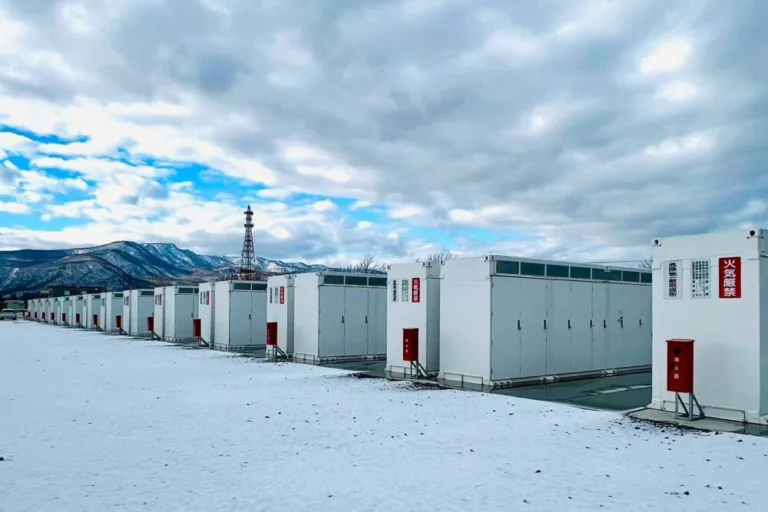 Inauguration d&rsquo;un système de stockage d&rsquo;énergie Tesla à Sapporo, Japon