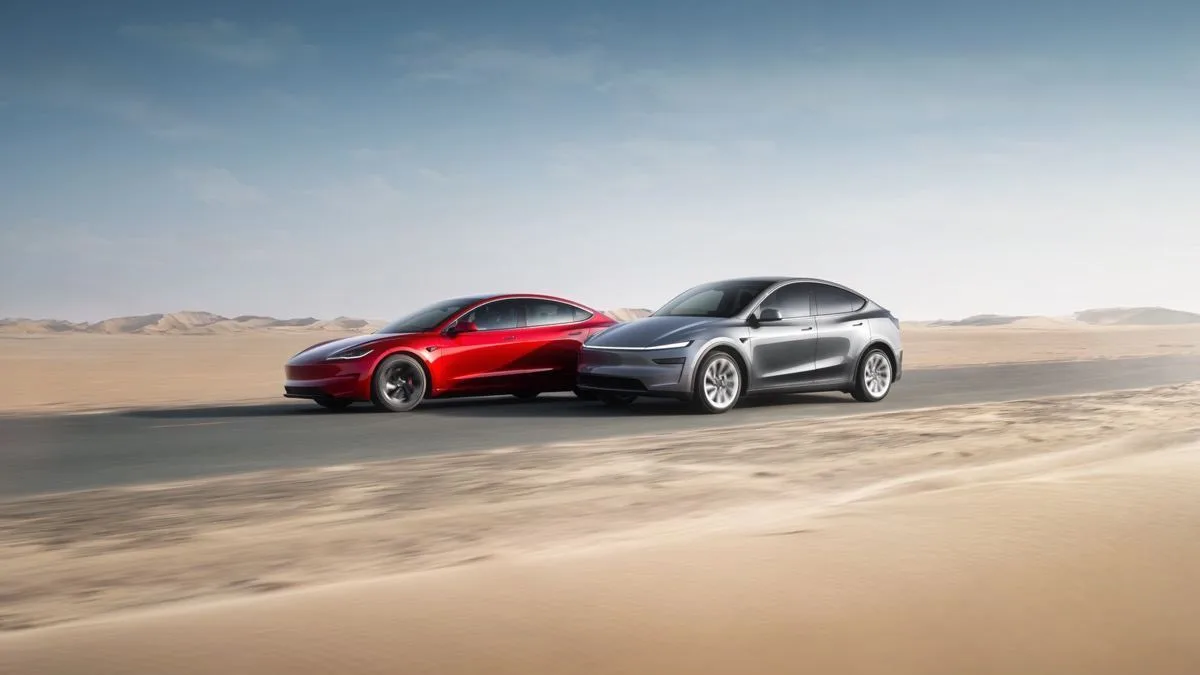 Une Tesla Model 3 rouge et une Model Y grise sur une route dans le désert