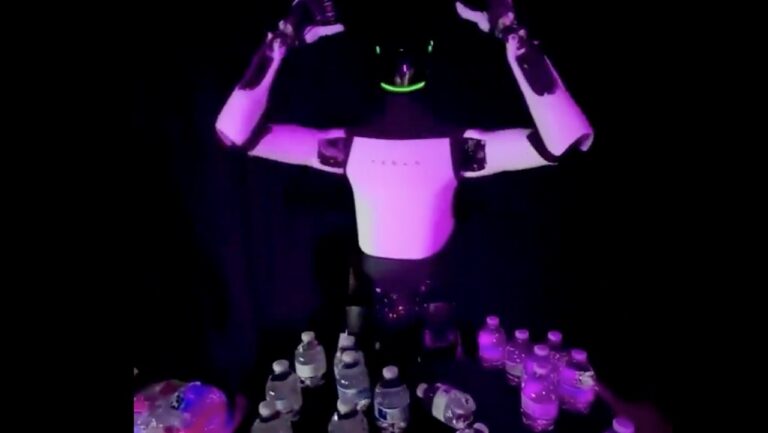 La chute spectaculaire d’Optimus : Un incident embarrassant pour Tesla et ses ambitions robotiques