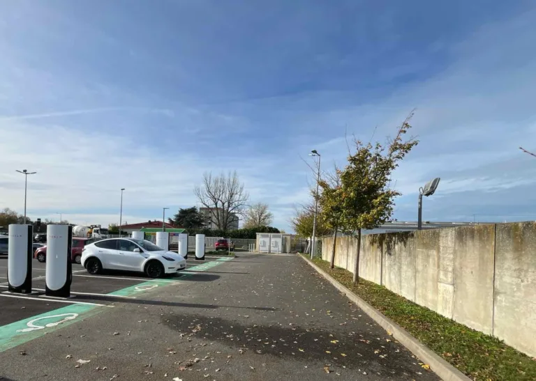 L&rsquo;expansion du réseau Tesla Supercharger à Tours