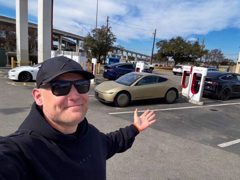 Première photo d&rsquo;un Tesla Cybercab en charge