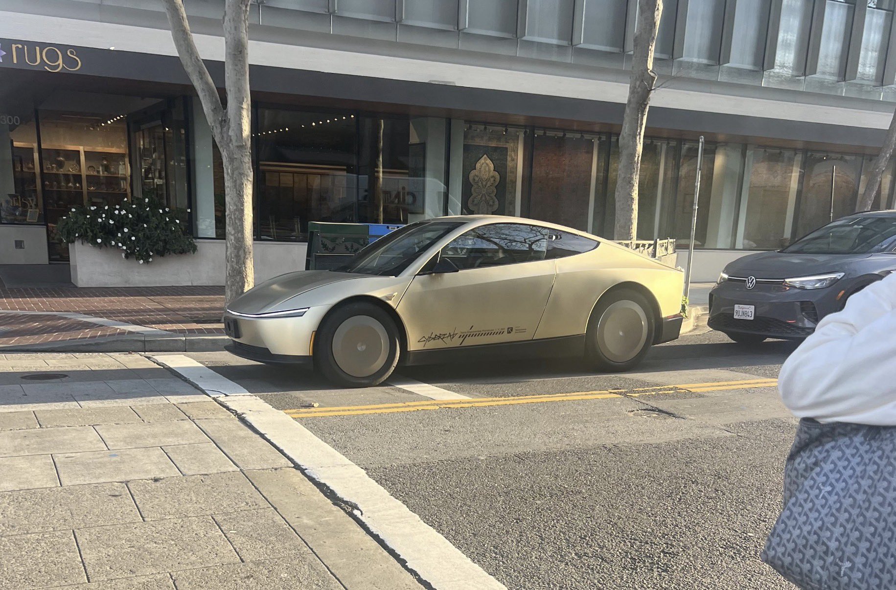 Tesla Cybercab : Le futur de l’autonomie s’intensifie dans les rues de Palo Alto