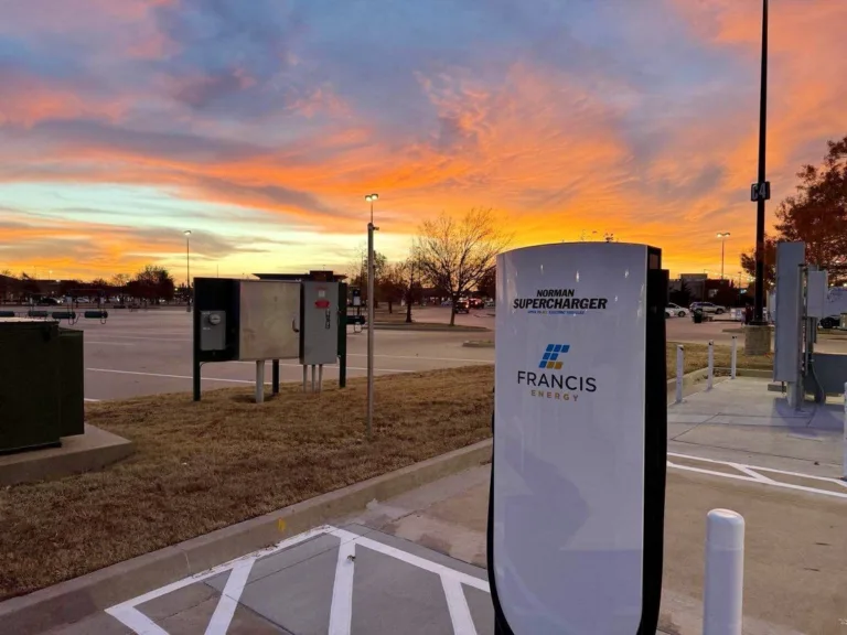 Rechargez votre Tesla pendant vos courses : Le Crest Fresh Market de Norman s&rsquo;équipe